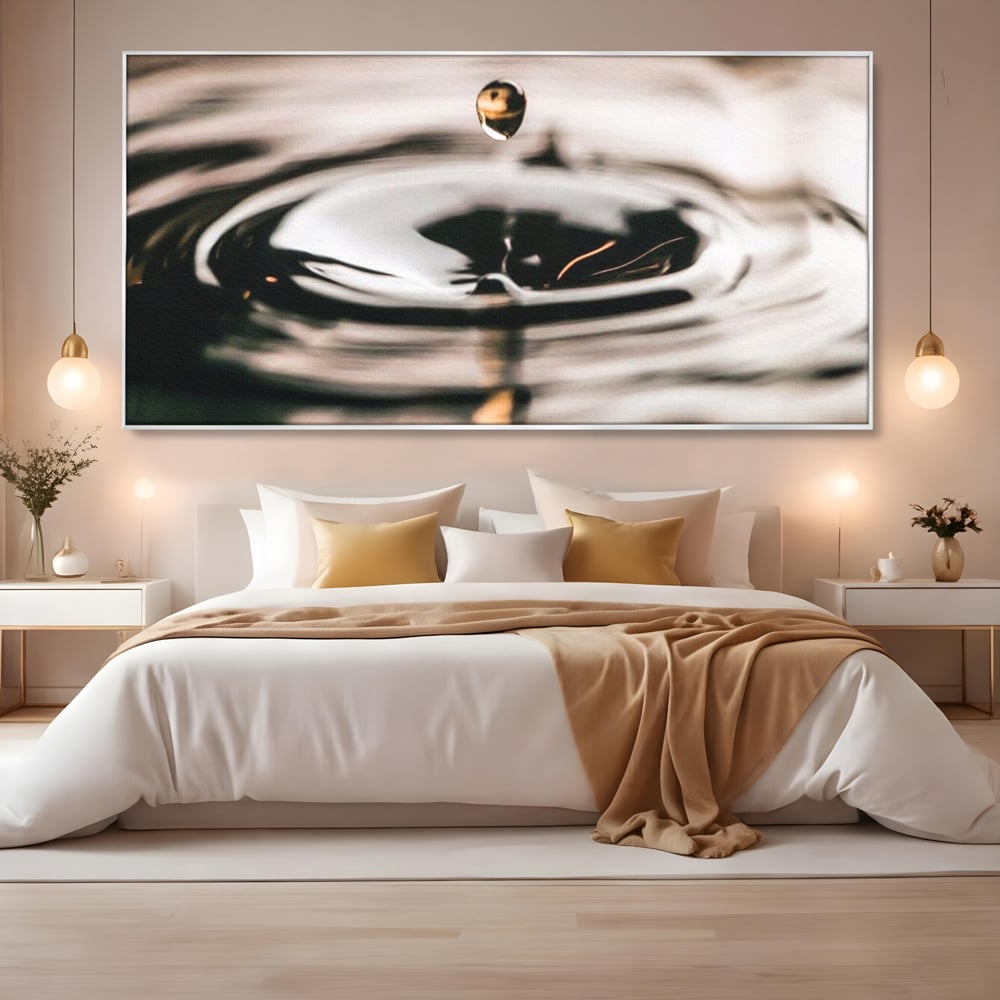 Tablou canvas cu picatura de apa cazand in valuri, in rama de aluminiu argintiu, pe perete intr-un dormitor